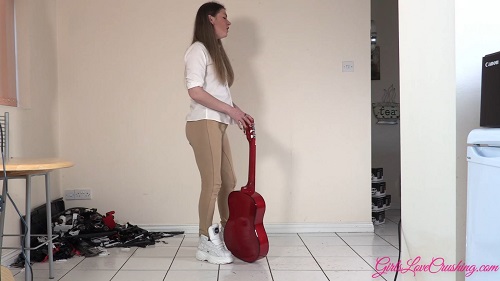 Victoria 10 - Pathetic Guitar under my Sneakers (Wide Angle)